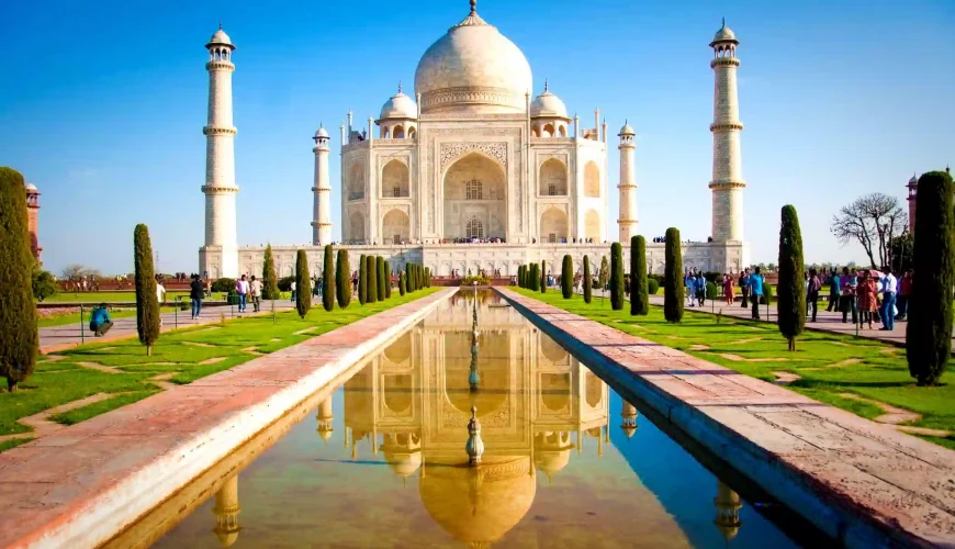 Taj-Mahal-India part of domestic holiday packages in India from IMAD Travel