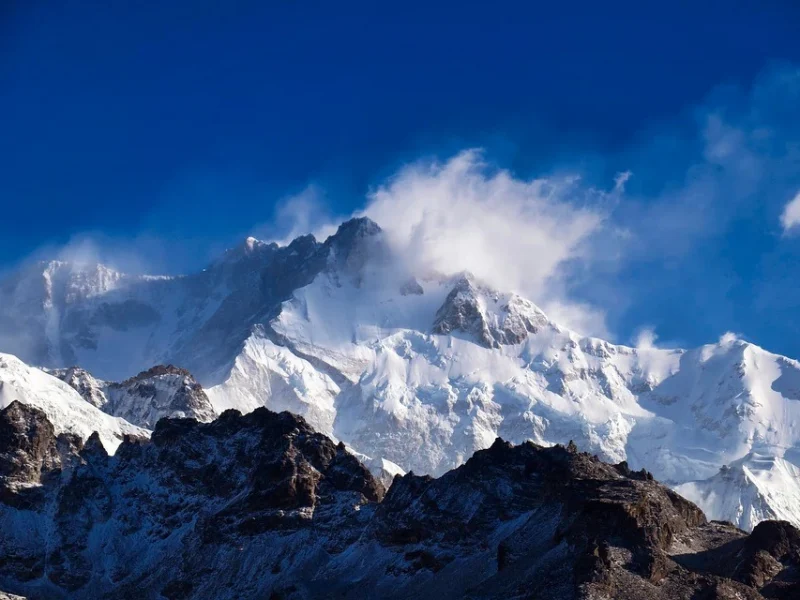 mountain kunchanjenza-summit-peak-sikkim-part of gangtok tour package