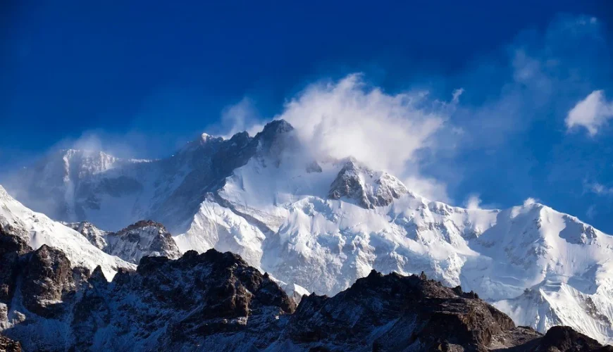 mountain kunchanjenza-summit-peak-sikkim-part of gangtok tour package