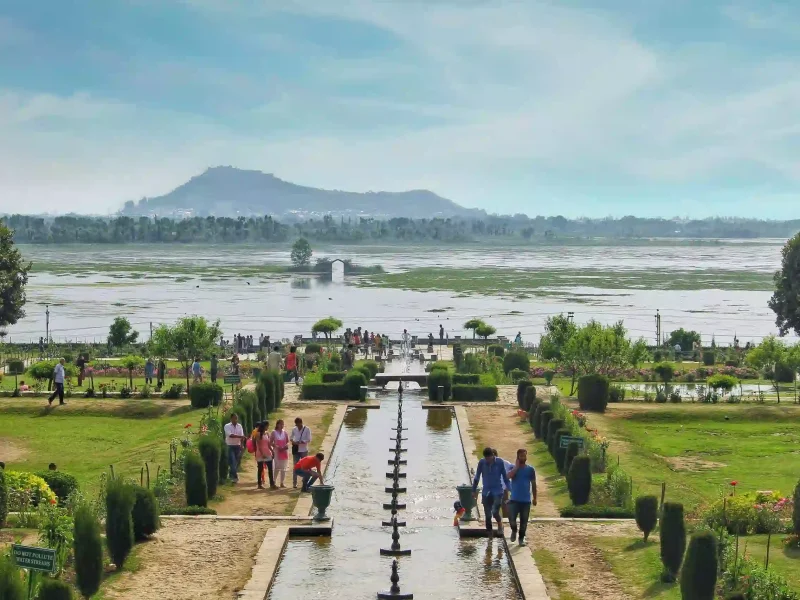 Mughal-Garden Srinagar, honeymoon destination in India, for those who loves nature
