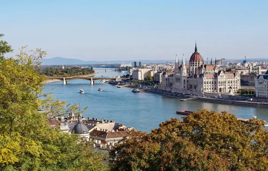 Popular 15 Days Europe Tour Package includes London Amsterdam Paris Swiss Salzburg Budapest