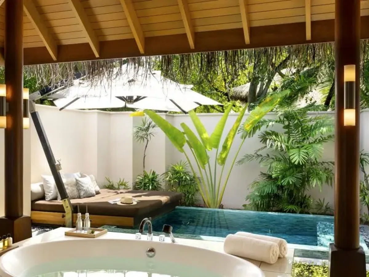 Huvafen-Fushi-Beach-Bungalow-with-Pool-Outdoor-Bathroom-Plunge-Pool