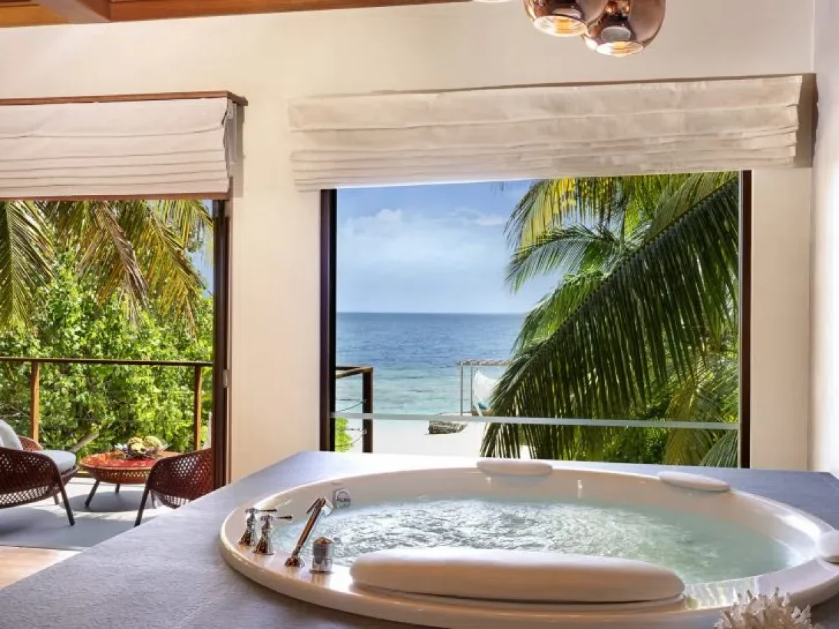 Huvafen-Fushi-Cube-First-Floor-Master-Bedroom-Jacuzzi