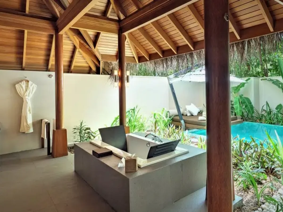 Huvafen-Fushi-Deluxe-Beach-Bungalow-with-Pool-Open-Air-Bathroom