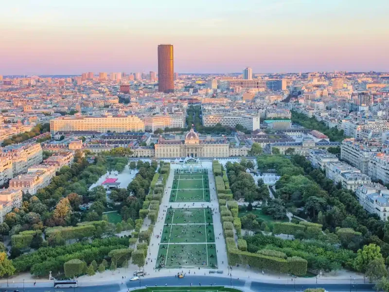 Champs-Élysées Paris, must visit place to visit in Paris