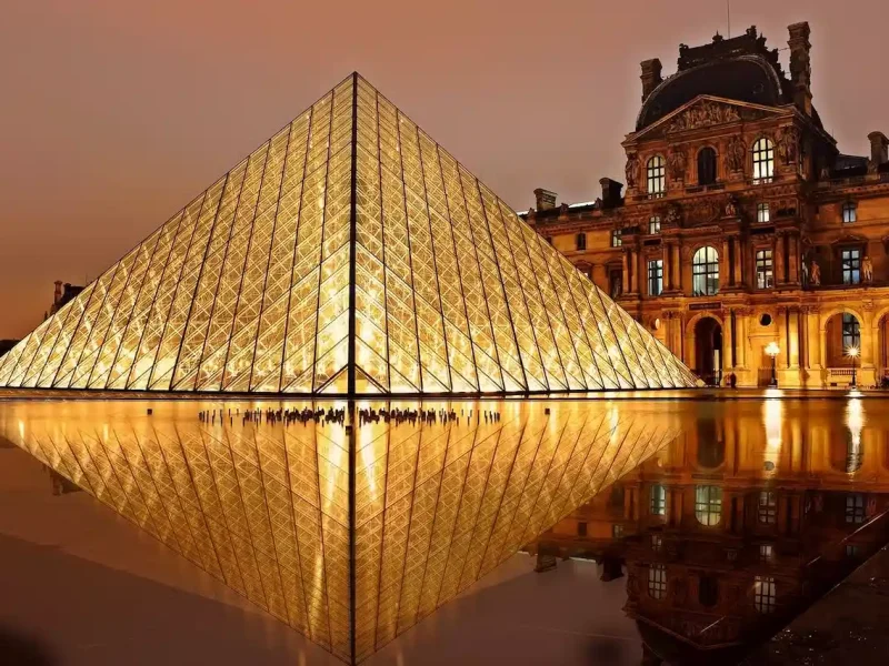 Louvre Museum, place to visit in Paris