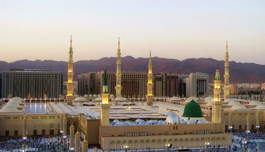 Madina Mosque - Umrah Packages from Mumbai from IMAD Travel, also provide luxury Umrah package from Mumbai