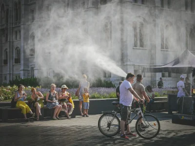 Blog 287 Europe heatwave 2026 travellers seeking shade at a city landmark