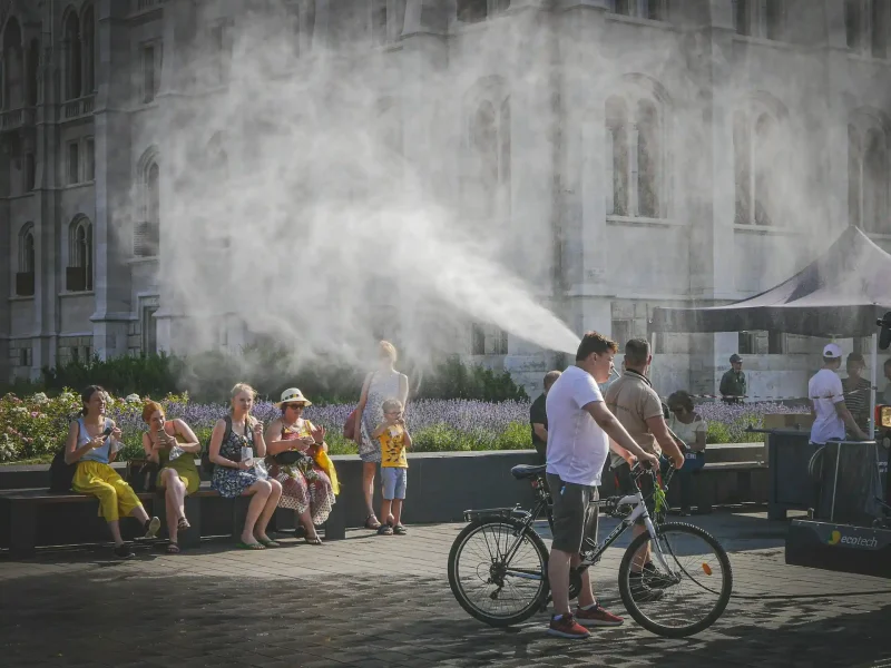 Europe heatwave 2026 travellers seeking shade at a city landmark