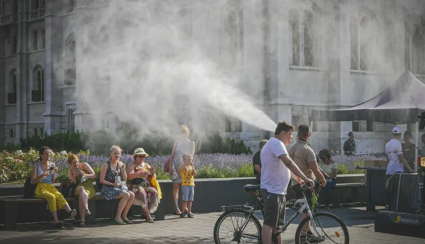 Europe heatwave 2026 travellers seeking shade at a city landmark